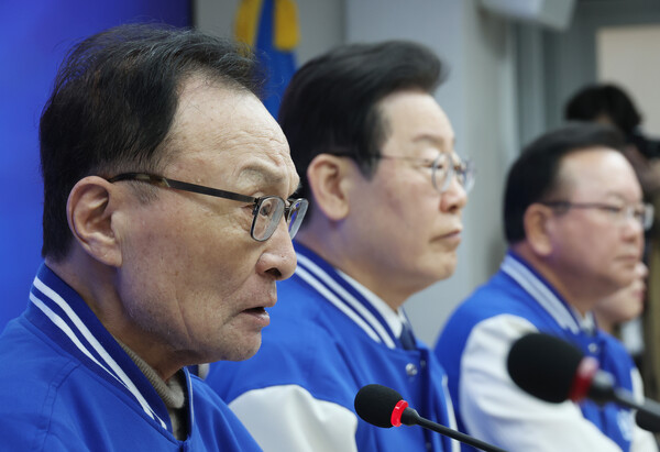 더불어민주당 선거대책위원회 상임공동선대위원장을 맡은 이해찬 전 대표(왼쪽)가 13일 여의도 당사에서 열린 중앙선거대책회의에서 발언을 하고 있다. 2024.3.13. 연합뉴스