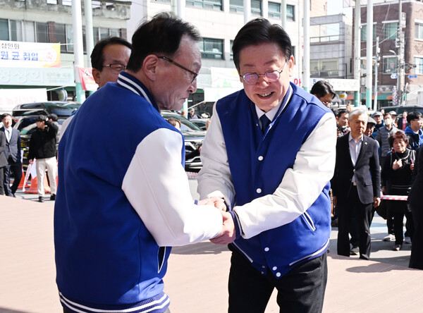 더불어민주당 이재명 대표가 14일 세종시 조치원읍 세종전통시장을 방문해 이해찬 상임 공동선거대책위원장과 악수하고 있다. 2024.3.14 [공동취재] 연합뉴스