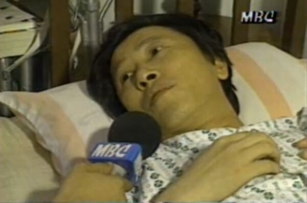 테러 뒤 병상에서 인터뷰 중인 오홍근 기자. 엠비시 