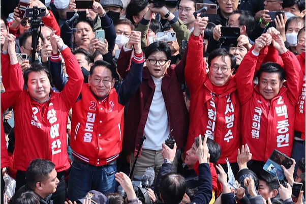 국민의힘 한동훈 비상대책위원장이 14일 부산 북구 구포시장을 찾아 서병수 북구갑 후보 등 부산지역 총선 후보들과 지지를 호소하고 있다. 맨 왼쪽부터 장예찬 전 청년최고위원, 김도읍 의원, 한동훈 위원장, 서병수 의원, 백종헌 의원. 2024.3.14. 연합뉴스