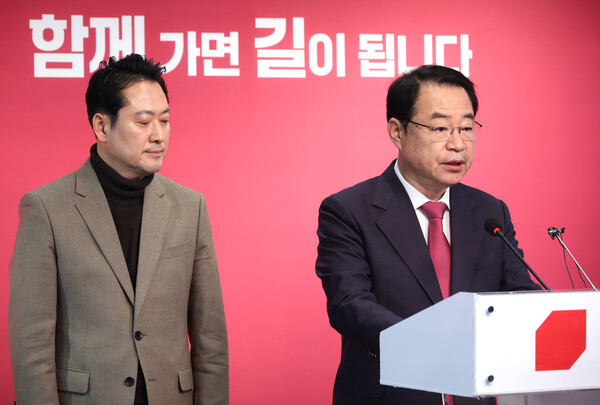 국민의힘 정영환 공천관리위원장(오른쪽)이 26일 여의도 당사에서 회의결과를 발표하고 있다. 왼쪽은 장동혁 사무총장. 2024.2.26. 연합뉴스