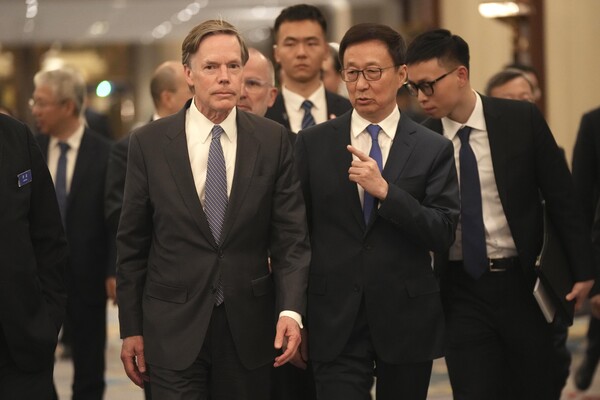 한정 중국 부주석(가운데 오른쪽)이 지난 1일 중국 베이징에서 열린 암참 행사에 참석해 니콜라스 번스 주중 미국대사와 얘기하고 있다. 2024.3.1. AP 연합뉴스