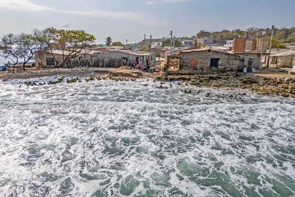 2월 24일 콜롬비아 카르타헤나 티에라 봄바 섬에서 해수면 상승으로 영향을 받은 주택의 항공 사진. 매년 해수면이 상승하여 카르타헤나만을 삼키고 있어, 이번 세기 안에 이 지역이 부분적으로 바다에 잠길 수 있다. 파도에 휩쓸려간 묘지는 콜롬비아에서 가장 관광객이 많은 도시가 지구 온난화의 영향을 받고 있는 것을 보여준다. 2024.2.24. AFP 연합뉴스