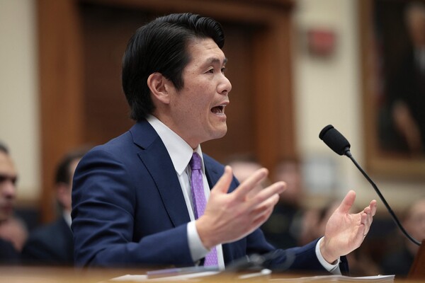 조 바이든 미국 대통령의 부통령 퇴임 뒤 기밀문서 불법보관 문제를 수사해온 한국계 로버트 허 특검이 12일 미 하원 법사위 청문회에서 바이든의 인지능력을 조사한 이유를 설명하고 있다. 2024.3.12. AFP연합뉴스