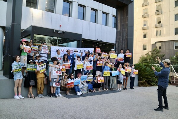 호주 멜번 거주 한국 교민들은 16일(현지시간) 오후 4시 ‘멜번촛불행동’ 주최로 주호주연방 대한민국 대사관 멜번 분관 앞에서 ‘이종섭 주호주대사 규탄대회’를 열고 “명령이다, 이종섭을 파면하고 구속조사하라” “이종섭은 공수처로 돌아가라” 등의 구호를 외쳤다. 2024.3.18. 멜번촛불행동