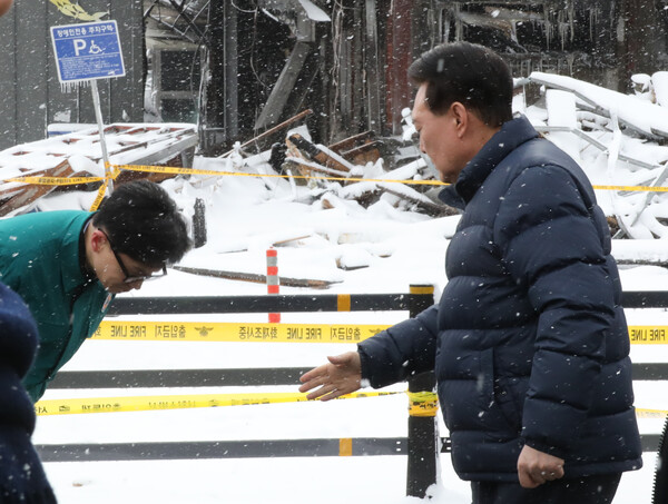 국민의힘 한동훈 비상대책위원장이 23일 충남 서천군 서천읍 서천특화시장 화재 현장에서 윤석열 대통령을 만나 허리숙여 인사하고 있다. 2024.1.23. 연합뉴스