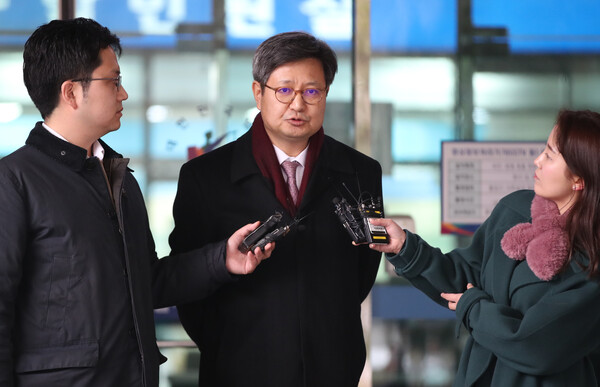 노조활동에 부당하게 개입한 혐의로 재판에 넘겨진 김장겸 전 MBC 사장이 19일 오후 서울 마포구 서울서부지법에서 열린 1심 선고공판에서 징역 8개월에 집행유예 2년을 선고받은 뒤 취재진의 질문에 답하고 있다. 2019.2.19 연합뉴스