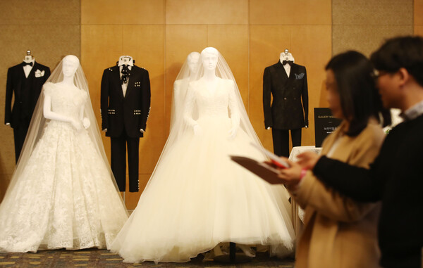 예비 부부가 결혼박람회를 돌아보고 있다. [연합뉴스 자료사진]