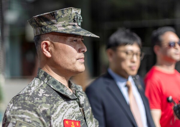 채 모 상병 순직 사건을 수사하다 해임된 박정훈 전 해병대 수사단장(대령)이 5일 오전 항명 혐의에 대한 조사를 받기 위해 용산구 국방부 군 검찰에 출석하며 취재진 질문을 듣고 있다. 2023.9.5. 연합뉴스