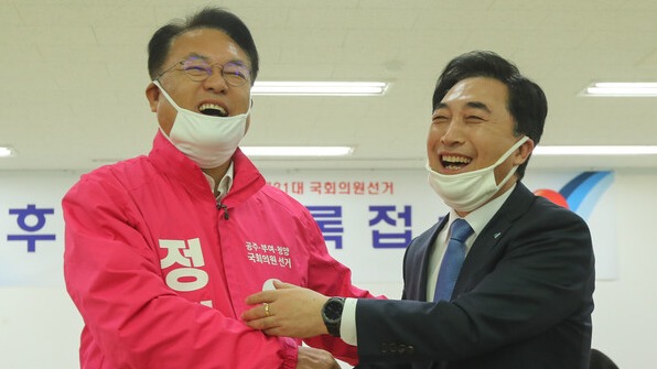 26일 오전 충남 공주시 선거관리위원회에서 더불어민주당 박수현 후보(오른쪽)와 미래통합당 정진석 후보가 21대 국회의원선거 후보등록에 앞서 인사를 나누며 파안대소하고 있다.2020.3.26. 연합뉴스