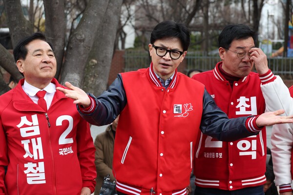 국민의힘 한동훈 총괄선대위원장이 20일 안양시 초원어린이공원에서 인근 지역 출마 후보들과 함께 거리 인사를 하고 있다. 2024.3.20 [공동취재] 연합뉴스