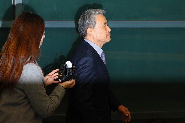 해병대 채모 상병 순직 사건 외압 의혹으로 수사받는 이종섭 주호주 대사가 21일 오전 인천 영종도 인천국제공항 제1터미널을 통해 귀국한 뒤 취재진의 질문에 답하던 중 이동하고 있다. 2024.3.21 [공동취재] 연합뉴스