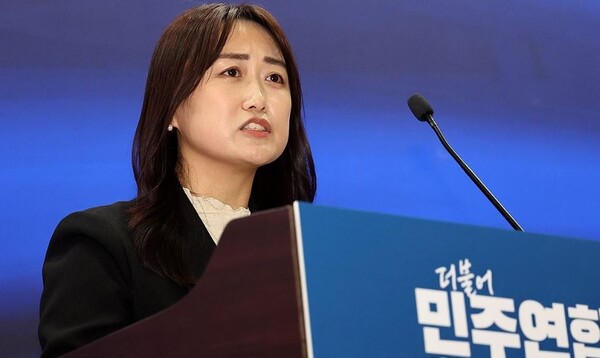 ​더불어민주연합 백승아 공동대표가 지난 3일 서울 여의도 국회의원회관에서 열린 더불어민주연합 중앙당 창당대회에서 대표 수락 연설을 하고 있다. 2024.3.3  연합뉴스[공동취재]