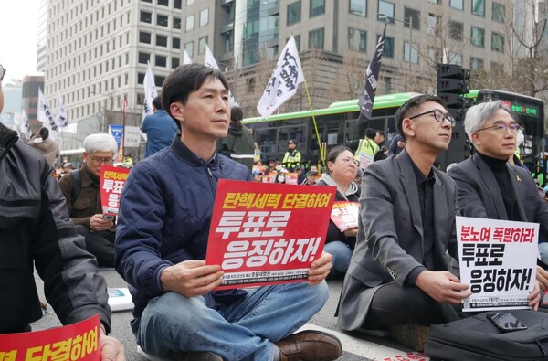 한창민 후보(왼쪽)가 손팻말을 들고 촛줄집회에 참여하고 있다. 페이스북 