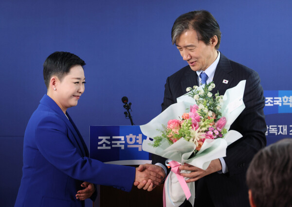 김재원 후보가 지난 11일 여의도 조국혁신당 당사에서 열린 입당 환영식에서 조국 대표로부터 꽃다발을 받고 있다. 연합뉴스