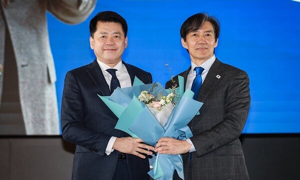 ​조국혁신당 조국 대표가 지난 6일 서울 동작구 아트나인에서 열린 인재 영입식에서 김준형 후보(왼쪽)에게 꽃다발을 전달하고 있다. 2024.3.6 [조국혁신당]