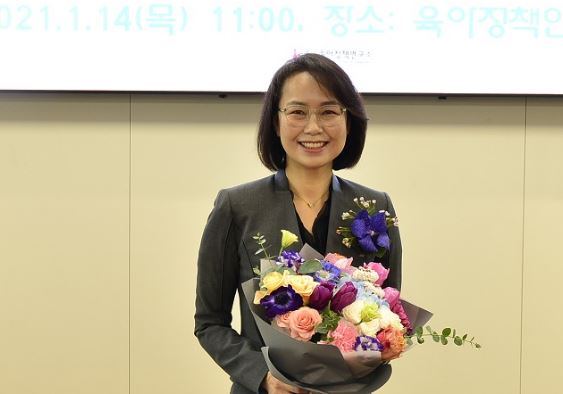 육아정책연구소장 퇴임식에서 직원들에게 꽃을 받고 환하게 웃고 있는 백선희 후보. 육아정책연구소