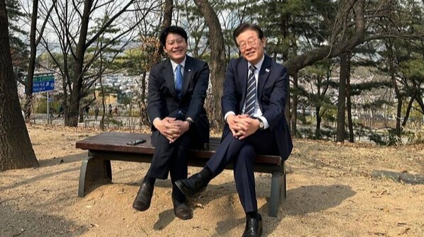 더불어민주당 한민수 대변인과 이재명 대표. 한 대변인 페이스북 갈무리