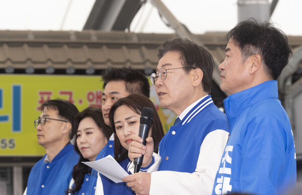 더불어민주당 이재명 대표가 22일 오전 충남 서산 동부시장에서 기자회견을 하고 있다. 2024.3.22 [공동취재] 연합뉴스