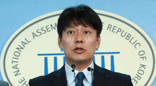 지난 2017년 9월 1일 당시 더불어민주당 한민수 정당발전위원회 대변인이 국회 정론관에서 위원회 구성 및 운영과 관련해 브리핑을 하고 있다. 2017.9.1. 연합뉴스