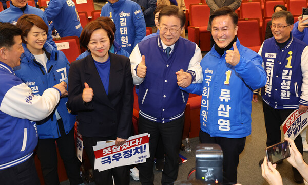 20일 국회에서 열린 더불어민주당 서울시당 선거대책위원회 출범식에서 이재명 대표가 조수진, 류삼영 후보 등과 기념촬영을 하고 있다. 2024.3.20. 연합뉴스