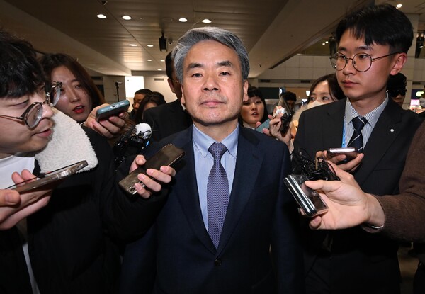 해병대 채모 상병 순직 사건 외압 의혹으로 수사받는 이종섭 주호주 대사가 21일 인천 영종도 인천국제공항 제1터미널을 통해 귀국하고 있다. 2024.3.21 [공동취재] 연합뉴스