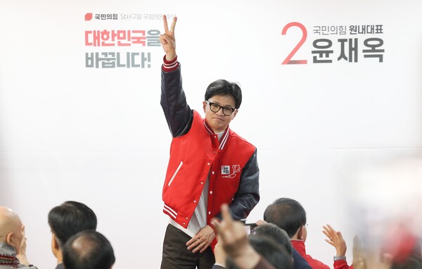 국민의힘 한동훈 총괄선대위원장이 21일 대구 달서구 윤재옥 대구 달서구을 후보 선거사무실 개소식을 찾아 손가락 2개를 들어보이고 있다. 2024.3.21. 연합뉴스