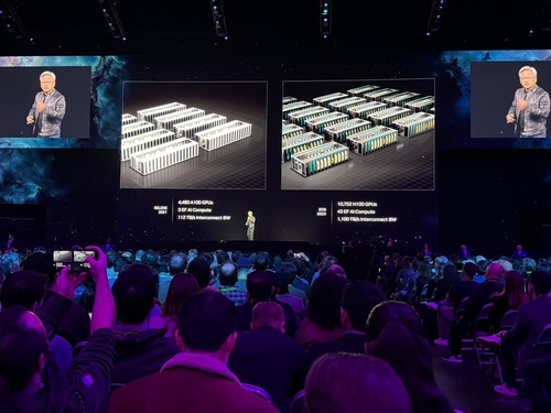 18일(현지시간) 미국 반도체 기업 엔비디아의 연례 개발자 회의 GTC 2024가 열린 미 캘리포니아주 새너제이 SAP 센터에서 젠슨 황 CEO가 기조연설을 하고 있다. 2024.3.19. 연합뉴스