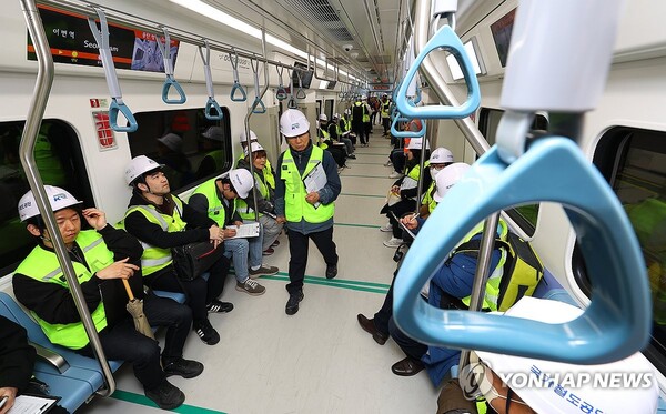 19일 오전 서울 강남구 수도권광역급행철도(GTX)-A 수서역에서 열린 국민참여 안전점검에 참가한 시민들이 시승차 내에서 점검표를 작성하고 있다.오는 30일 GTX-A 수서~동탄 구간 개통을 앞두고 이날부터 22일까지 일반 국민 300여명 및 국토부 직원 등이 참여하는 국민참여 안전점검이 실시된다. 2024.3.19