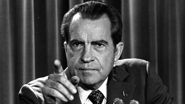 (AP=연합뉴스) 미국 정부 산하 '닉슨 도서관'은 워터게이트 사건과 관련한 닉슨 전 대통령의 증언 내용을 10일 도서관과 온라인상에서 일반에 처음으로 공개한다고 밝혔다. 사진은 지난 1973년 3월 닉슨 대통령이 워터게이트 사건과 관련해 백악관에서 기자회견하고 있는 장면.
