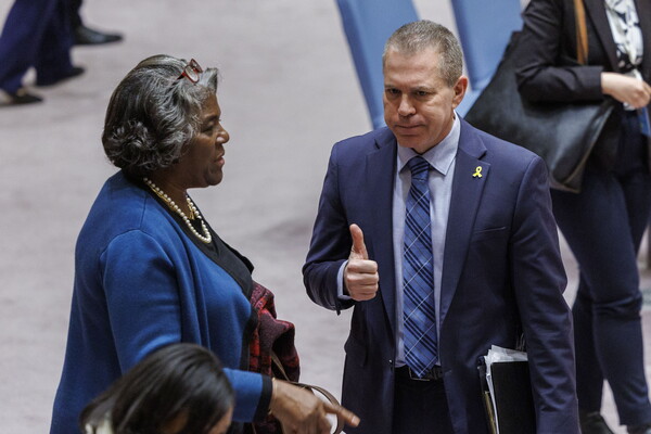 이스라엘의 길라드 에르단(오른쪽) 주유엔 대사가 22일 유엔 안전보장이사회 회의장에서 미국의 린다 토머스-그린필드 주유엔 대사와 만나 미국의 가자 휴전 지지 결의안 표결을 마친 뒤 엄지척을 하고 있다.. 2024. 03. 22 [EPA=연합뉴스] 