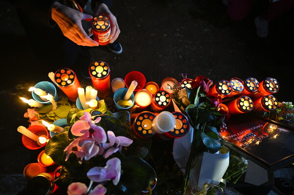 23일 레바논의 러시아 대사관 앞에 마련된 러시아 모스크바 외곽 공연장 테러 희생자 추모 촛불모임에서 한 여성이 촛불을 정성스레 놓고 있다. 22일 이슬람국가(IS) 소행으로 추정되는 공격으로 최소 140여 명의 무고한 주민이 희생됐다. 2024.3.23. EPA 연합뉴스 