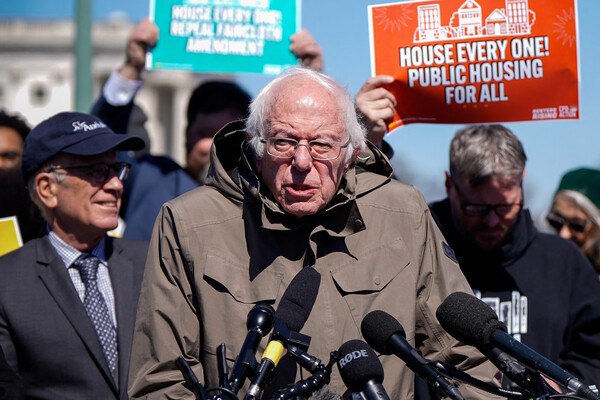 미국의 버니 샌더스 연방 상원의원(버몬트)이 21일 워싱턴D.C. 미국 의회 의사당에서 공공주택법을 위한 그린뉴딜 재도입 기자회견에서 발언하고 있다. 2024. 03. 21 [로이터=연합뉴스]