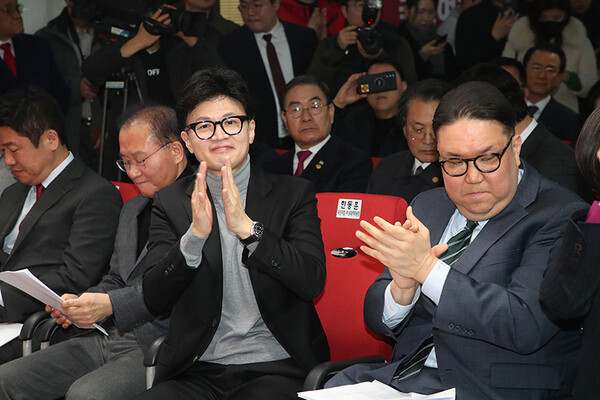 한동훈 국민의힘 비대위원장(가운데)이 지난달 23일 서울 여의도 국민의힘 중앙당사 강당에서 열린 국민의미래 창당대회 참석, 박수를 치고 있다. [국민의미래]