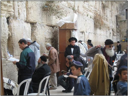 예루살렘에서 기도하고 있는 유대인들. 미니