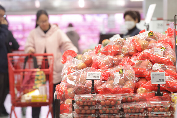 한국농수산식품유통공사(aT) 농산물유통정보에 따르면 전날 사과(후지·상품) 10kg당 도매가격은 9만 1700원으로 1년 전(4만 1060원)보다 123.3%나 올랐다. 사과 도매가격은 올해 1월 17일(9만 740원) 사상 처음으로 9만 원을 돌파했다. 사진은 13일 서울의 한 대형마트에 진열된 사과. 2024.3.13 연합뉴스
