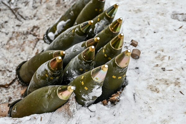 러시아군과 교전 중인 우크라이나 자포리자 주의 전선 인근 지역에 놓여 있는 155mm  곡사포 포탄들, 2024. 01. 14 [로이터=연합뉴스]