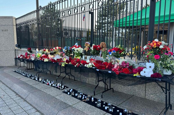 24일(현지시간) 미국 워싱턴 DC 러시아 대사관 앞에 모스크바 공연장 총격 테러로 숨진 희생자들을 추모하는 꽃다발과 촛불이 놓여 있다. 지난 22일 발생한 테러로 지금까지 137명이 숨진 것으로 파악됐다. 2024.03.25. AFP 연합뉴스