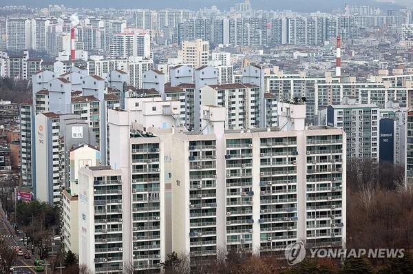 준공 후 30년이 지난 아파트에 대해 안전진단 없이 재건축을 시작할 수 있도록 정부가 절차를 간소화하기로 했다. 서울은 아파트 182만7천가구 중 27.5%가 준공 30년을 넘겼고, 노원·도봉구 아파트의 60% 가까이가 여기에 해당한다.사진은 14일 오전 서울 강북구 북서울꿈의숲에서 바라본 노원·도봉구 일대 아파트 단지의 모습. 2024.1.14
