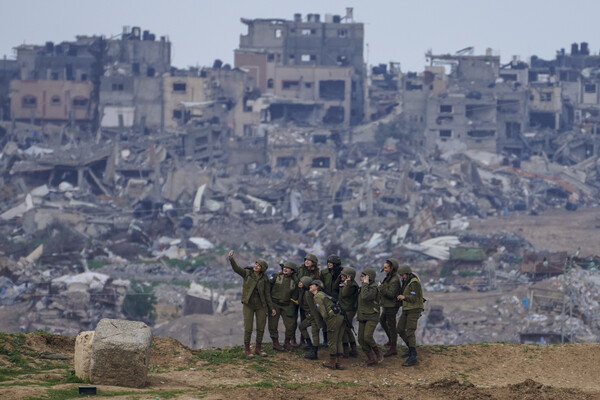 19일(현지시간) 이스라엘 남부 가자지구 국경에서 이스라엘 여군들이 밝은 표정으로 가자지구 폐허를 배경으로 셀카를 찍고 있다. 이들이 현역 군인인지 훈련병인지는 확인되지 않았다. 2024.02.21. AP 연합뉴스