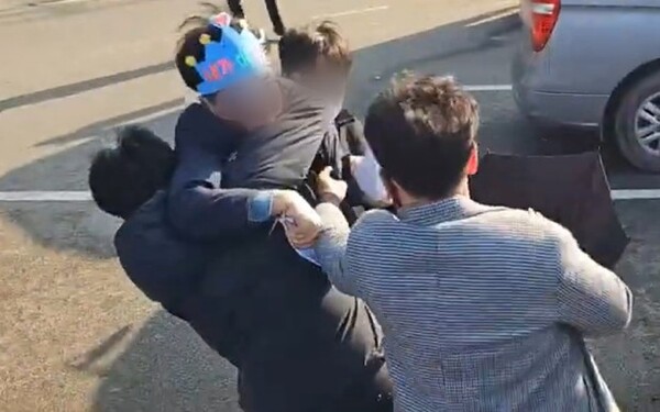 부산 가덕도 신공항 부지를 방문 중이던 이재명 더불어민주당 대표를 흉기로 공격한 피의자가 현장에서 경찰에 체포되고 있다. 유튜브 바른소리TV 갈무리