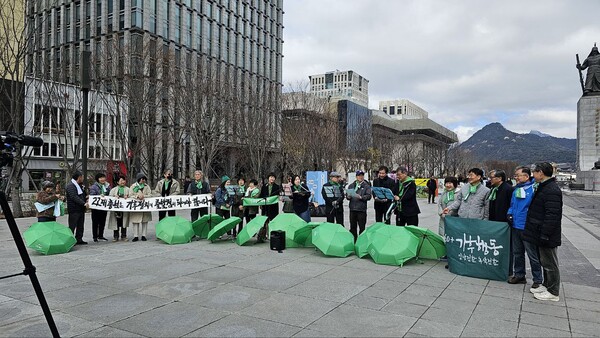 3월 26일 서울 광화문에서 '60+기후행동' 회원들이 '기후약자를 위한 기후정치 촉구 기자회견'을 열기에 앞서 구호를 외치고 함깨 노래를 부르고 있다. 2024.3.26.  60+기후행동 제공  
