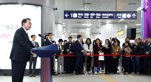 윤석열 대통령이 29일 개통한 수도권광역급행철도(GTX) A노선 수서~동탄 구간 시승을 마친 뒤 경기도 화성시 동탄역에 도착해 인사말을 하고 있다. 2024.3.29 [대통령실통신사진기자단] 연합뉴스