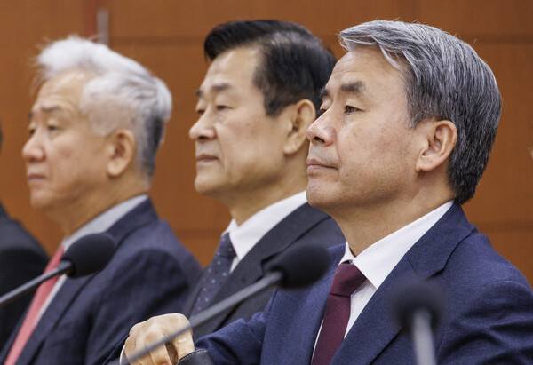 이종섭 주호주 대사가 28일 오전 서울 종로구 외교부에서 열린 방위산업협력 주요 공관장 회의에 입장해 조태열 외교부 장관의 발언을 듣고 있다. 2024.3.28. 연합뉴스