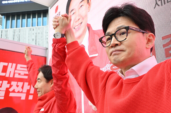 국민의힘 한동훈 비상대책위원장 겸 총괄선대위원장이 공식 선거운동이 시작된 28일 서울 서대문구 신촌거리에서 이용호 후보와 함께 첫 집중유세를 하고 있다. 2024.3.28. [공동취재] 연합뉴스