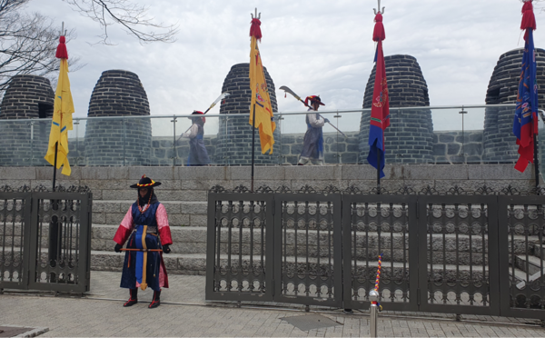  남산 팔각정 옆에 복원해놓은 제3봉수대. 조선시대 군복 차림의 진행요원들이 거화(擧火) 의식을 준비하고 있다.