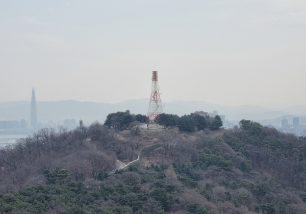 남산 정상 부근에서 내려다본 캠프 모스. 송신탑 상단부의 첨탑을 떼어낸 상태다. 
