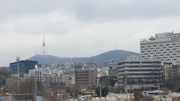 용산구 서빙고동 한강중학교 앞 육교에서 바라본 남산 전경. 왼쪽 정상에 N서울타워와 송신탑이 솟아 있고 오른쪽 봉우리에 미군 통신기지 캠프 모스의 송신탑이 보인다.