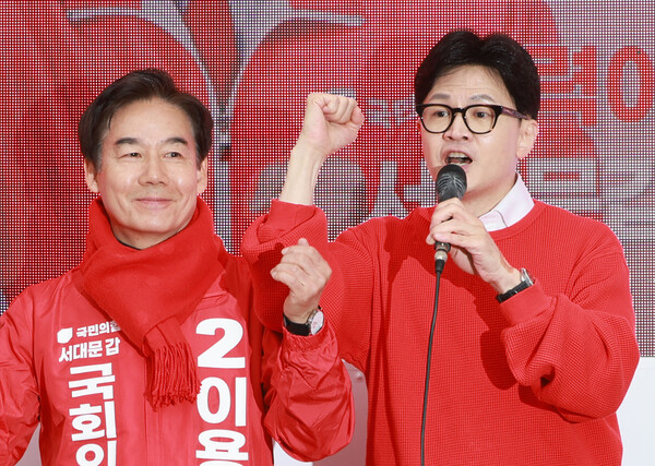 국민의힘 한동훈 비상대책위원장 겸 총괄 선거대책위원장이 28일 서울 신촌 유플렉스 인근에서 이용호 후보와 함께 지지를 호소하고 있다. 2024.3.28. 연합뉴스