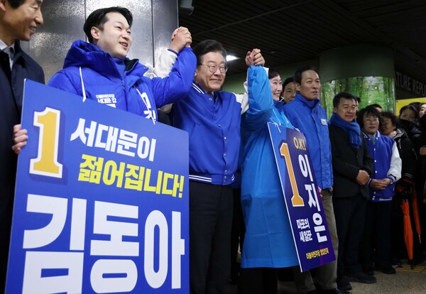 더불어민주당 이재명 대표가 26일 서대문구 아현역에서 김동아(서대문갑), 이지은(마포갑) 후보와 시민들에게 인사하고 있다. 2024.3.26 [공동취재] 연합뉴스